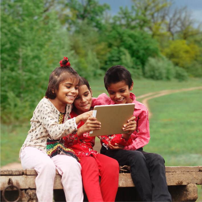 Niños que usan Internet en el campo